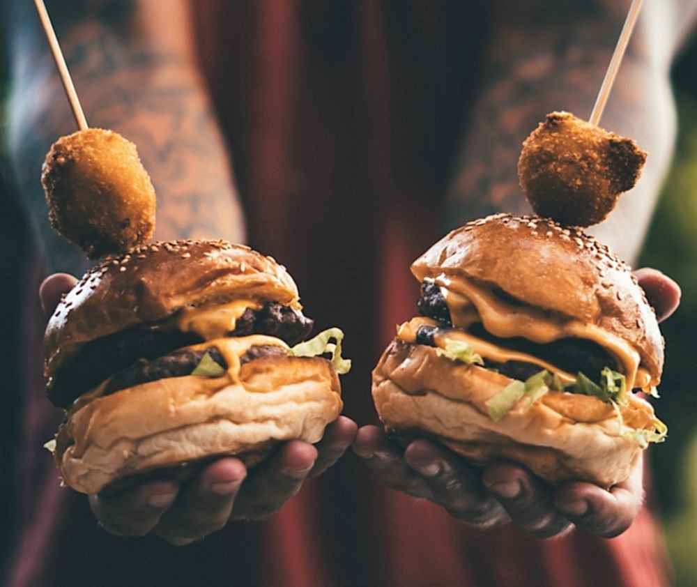 Bir Burger yeter mi? İkinciyi yemek için sıraya geçiniz!